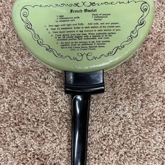 Vintage MCM Mirro Folding Puffy & French Omelet Pan Yellow Pre Owned Cottagecore - Picture 2 of 9